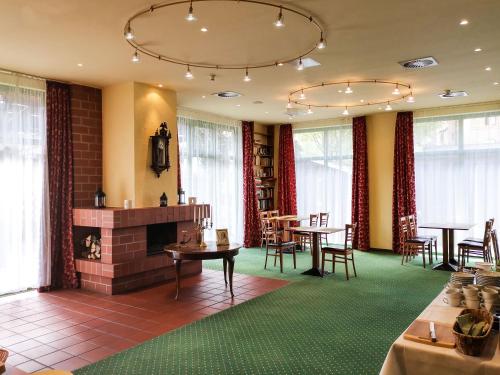 路德斯塔德·威特比威滕伯格ACRON酒店的客房设有壁炉和桌椅。