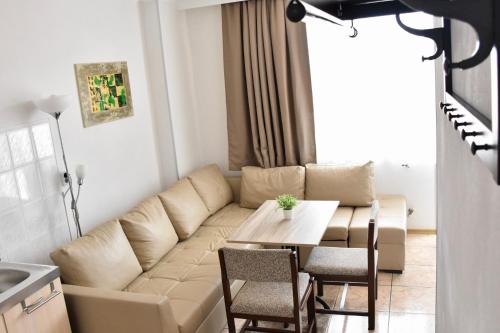 索佐波尔阿波罗尼亚家庭酒店的客厅配有沙发和桌子
