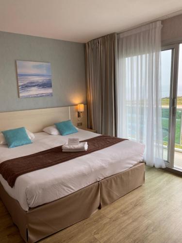 基伯龙欧罗巴酒店的一间酒店客房,设有一张大床和一个大窗户