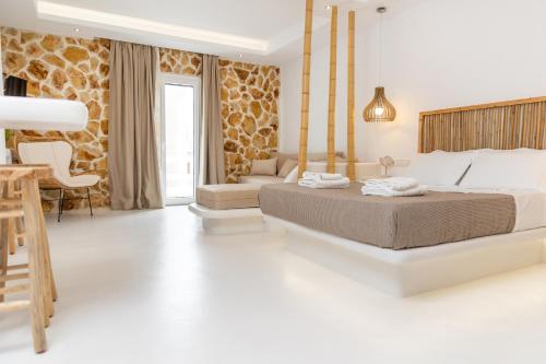 纳克索乔拉Krina Mare Boutique Hotel的一间卧室设有一张床和一间客厅。