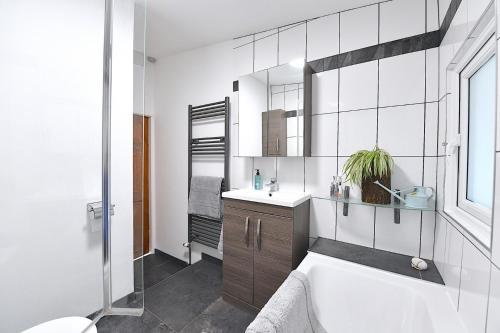 吉尔福德Gorgeous 3BD Cottage in the Heart of Guildford的浴室配有卫生间、盥洗盆和浴缸。