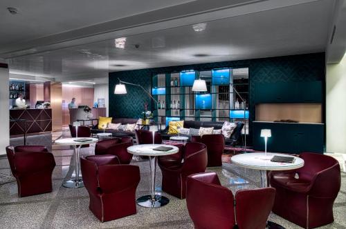 马尔切西内卡斯泰洛湖滨酒店的餐厅设有桌椅和沙发。