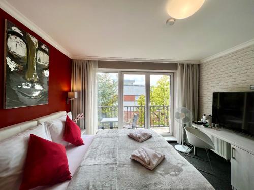 布拉格Hotel Shato Gesson的一间卧室设有一张带红色墙壁的大床