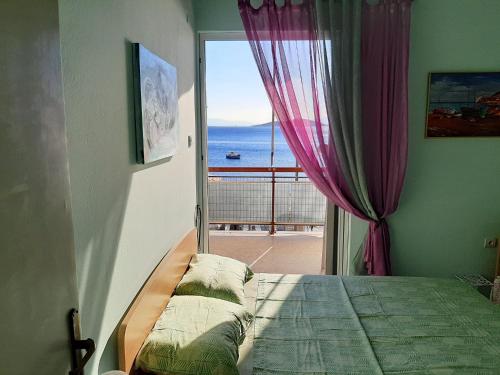 马尔马里Μαγευτικο ηλιβασιλεμα Μαρμαρι Ευβοιας的一间卧室设有一张床,享有海景