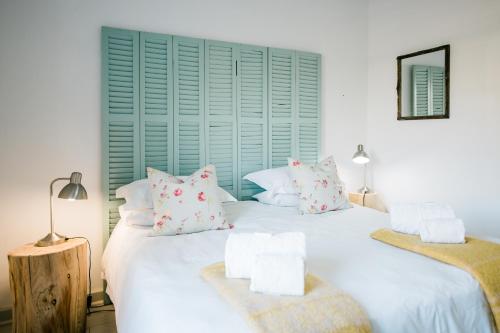 格拉夫-里内特The River Bend Cottages的卧室配有两张白色大床和枕头
