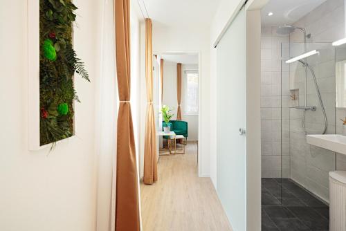 圣加仑EH Apartments Merkur的设有带步入式淋浴间和盥洗盆的浴室