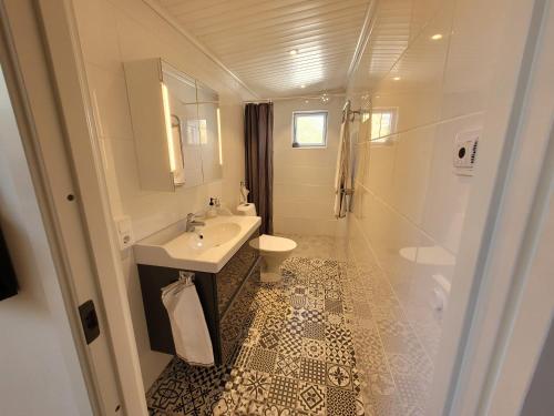 ÅsaVilla Lotta的白色的浴室设有水槽和卫生间。