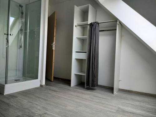 布尔堡STUDIO-COSY的客房设有带淋浴的楼梯和衣柜。