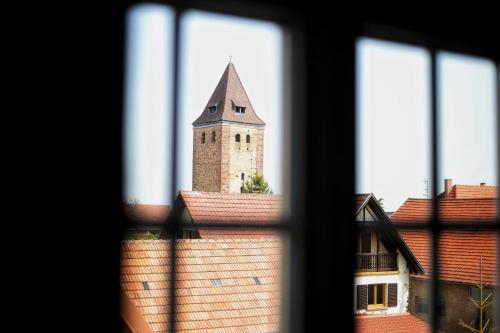 NiedernaiMaison 1686的从窗口欣赏钟楼的景色