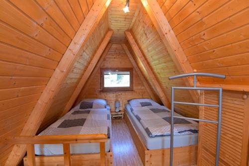HeidersbachFinnhütte im Herzen des Thüringer Wald/ Haus Alwin的小木屋内一间卧室,配有两张床