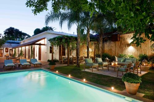 圣多明各Casas del XVI的一个带椅子的庭院和房子的游泳池