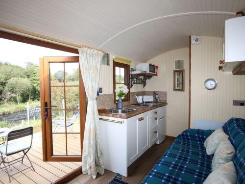 卡纳芬Llety'r Bugail 1的大篷车厨房配有水槽和桌子