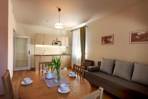 亚希莫夫Apartmány Tatra的客厅配有桌子和沙发