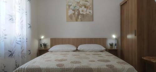 NerežišćeKuća Jakov的小房间设有一张带两个枕头的床