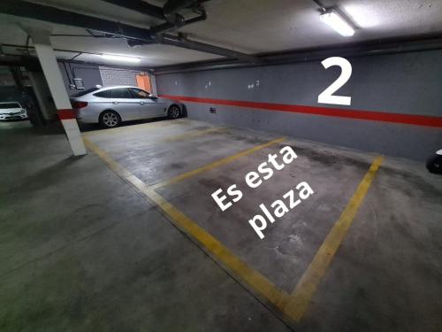 莱昂www Goyahospitales es Peñalba Parking incluido的停车场内有两个停车位