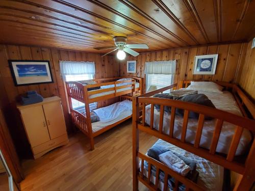 默特尔比奇Atlantic Winds Condos的一间卧室设有两张双层床和天花板
