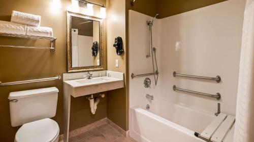 乌尔班纳华美厄巴纳酒店/香槟的浴室配有卫生间、盥洗盆和淋浴。
