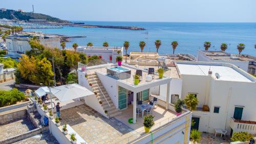 莱乌卡Le Pativite Luxury Apartments by HDSalento的背景中海洋的房屋的空中景观