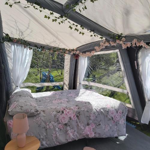 Saligny-sur-RoudonCaravane Les Fontenelles的帐篷内一间卧室,配有一张床