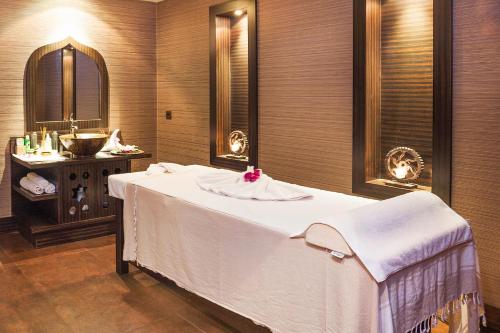 伊斯坦布尔加拉塔桥港尼迪亚酒店的浴室设有一张带水槽和镜子的床