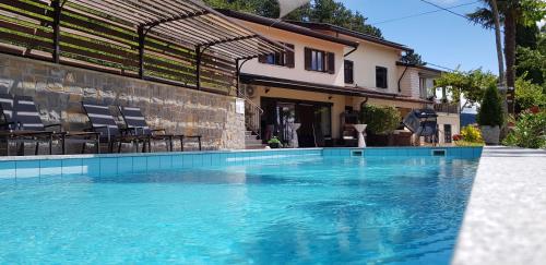 KojskoValentina Guest House at Pintar Wine Estate的房屋前的游泳池