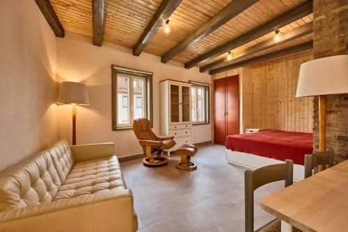 Sulzbach an der MurrRote Wohnung - Goldenes-Häusle的一间带沙发、床和桌子的卧室