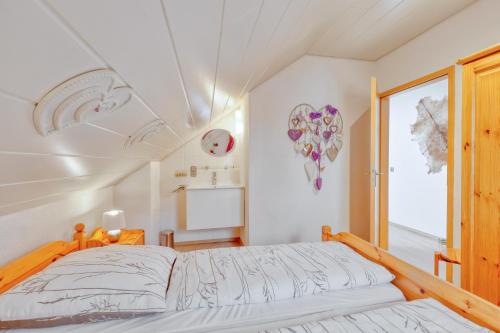 基希海姆Seepark Kirchheim Ferienhaus bei Viola mit Sauna的一间卧室设有一张床和一个窗口