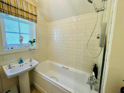 HurlfordCarnell Country Estate的带浴缸和盥洗盆的浴室