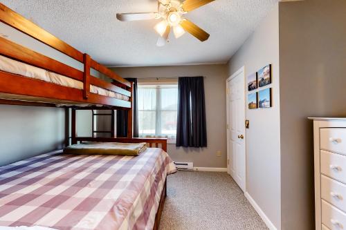 RockwoodThe Bear's Den的一间卧室配有双层床和吊扇