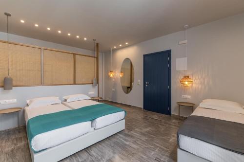 伊奥斯乔拉伊思富塔赛旅馆的一间卧室设有两张床和一扇蓝色的门