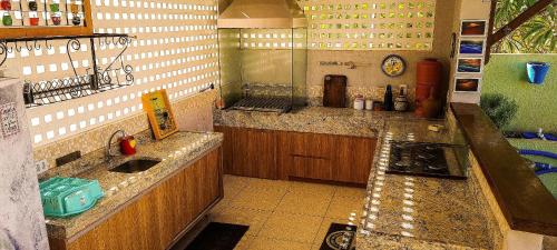 帕纳米林Qavi - Casa com piscina na Praia de Cotovelo的厨房配有水槽和台面