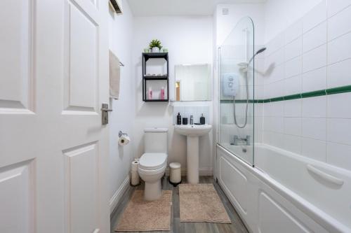 彼索普斯托福Stansted Airport & Bishops Stortford Town Centre Professional Apartment的浴室配有卫生间、淋浴和盥洗盆。