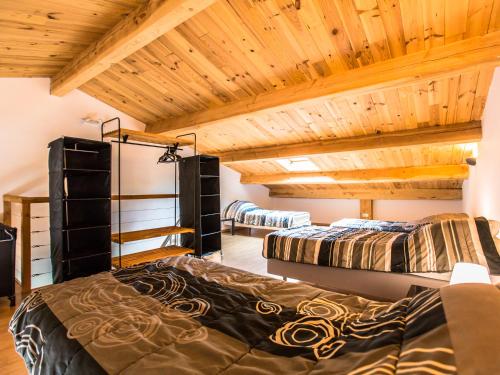 Labastide-de-ViracVilla La Lauze的配有木天花板的客房设有两张床。