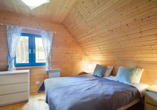 波别罗沃Kolorowe Domki的小木屋内一间卧室,配有一张床