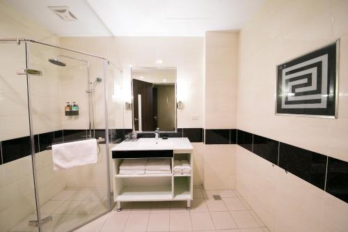 嘉义市夏禾国际行馆 的一间带水槽和淋浴的浴室