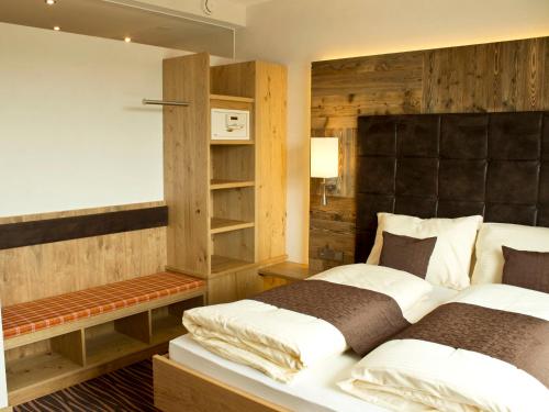 布赫洛厄阿尔本弗莱酒店的卧室设有两张木墙