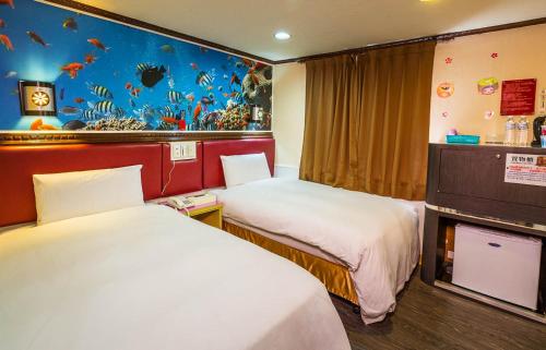 台北迪乐商旅的酒店客房带两张床和鱼壁画