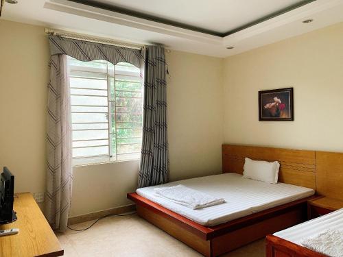 下龙湾RosePark Tuan Chau的一间卧室设有一张床和一个窗口