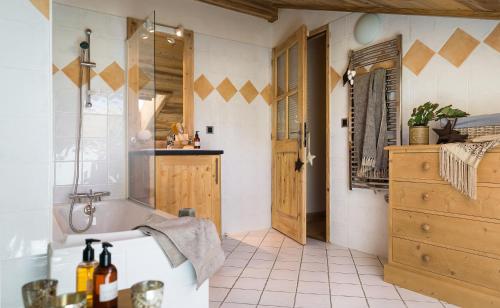 大博尔南莱斯村CGH公寓式酒店及Spa的带浴缸、水槽和镜子的浴室