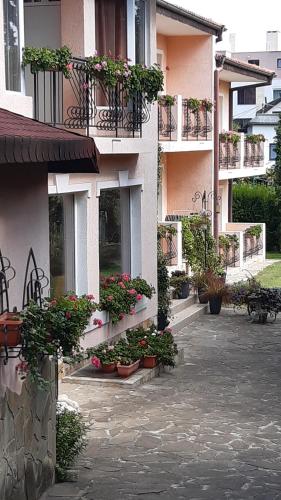 圣君士坦丁和海伦那莫提维酒店的旁边是种盆栽植物的建筑