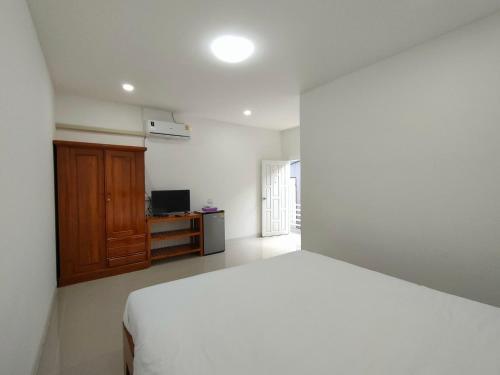 美索King Fa House的卧室配有白色的床和电视。
