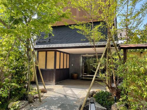 东京福田酒店的一座带秋千的花园的房子