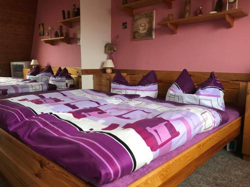 弗尔赫拉比Bella Vista的一张配有紫色和白色床单及枕头的大床