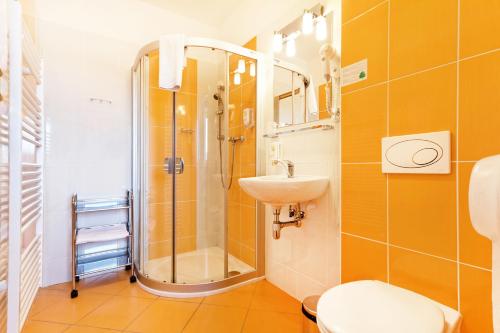 奥洛穆茨瑟尼莫酒店的带淋浴和盥洗盆的浴室