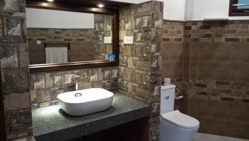 乌纳瓦图纳堡垒边缘休闲酒店的一间带水槽、卫生间和镜子的浴室