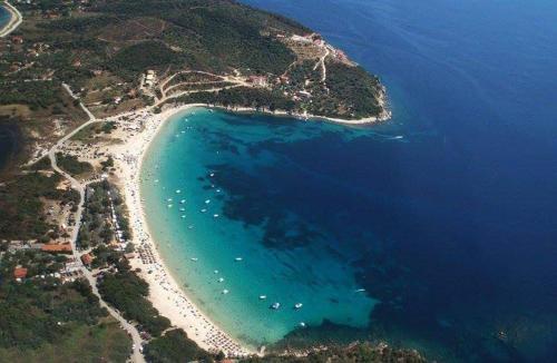 阿莫利亚尼岛Alos的享有海滩和海洋的空中景致