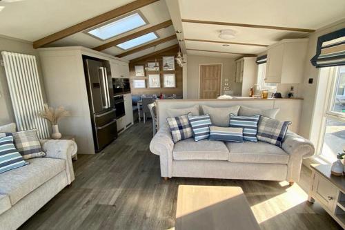 PhillackSt Ives Bay的一间带两张沙发的客厅和一间厨房
