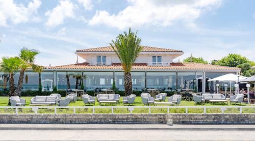 拉弗洛特HR Hôtel & Spa Marin的度假村设有躺椅和棕榈树