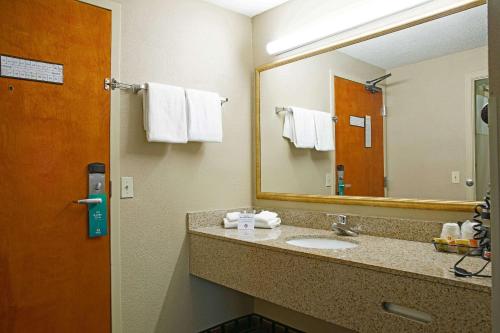 雷纳姆Quality Inn Raynham - Taunton的浴室配有盥洗盆、镜子和毛巾
