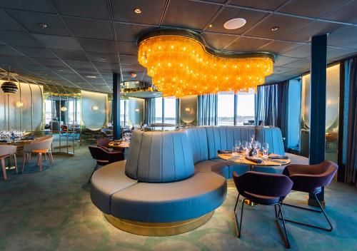 斯德哥尔摩Viking Line ferry Viking Glory - Mini-cruise from Stockholm的一间带桌椅和吊灯的餐厅